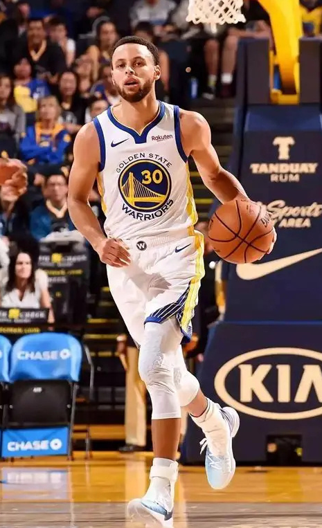 在今日勇士附加赛被太阳淘汰的赛后采访中，库里明确表示自己短期内不会退役！库里表