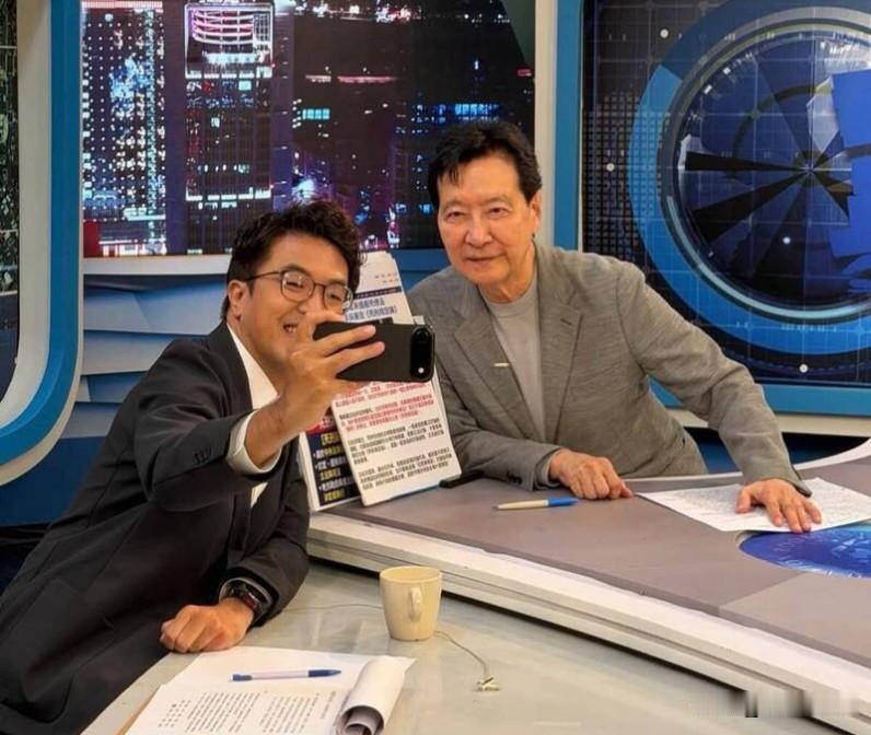 沈伯洋偷酸蒋万安今天下午，沈伯洋受邀做客赵少康的战情室节目，更是与赵少康亲密合