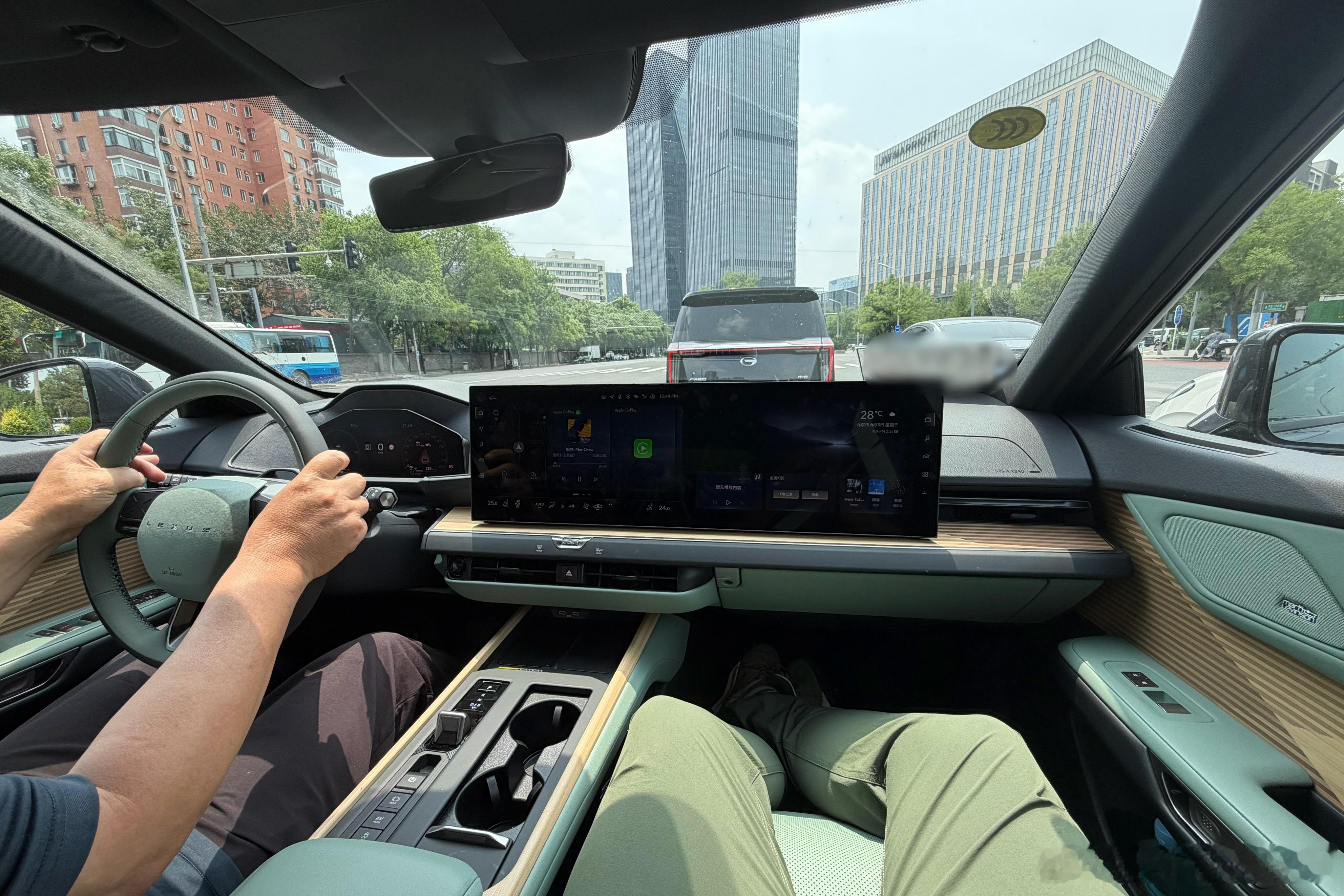 最近很开心的一件事：新ES300h买回来后，我发现老爸又重新爱开车了。我不知道同