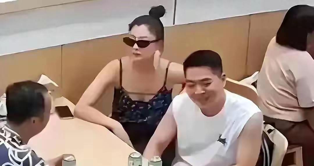 45岁殷桃和男友在北京饭馆吃面，她穿黑色蕾丝吊带裙好惹眼……殷桃真是太抗老了，