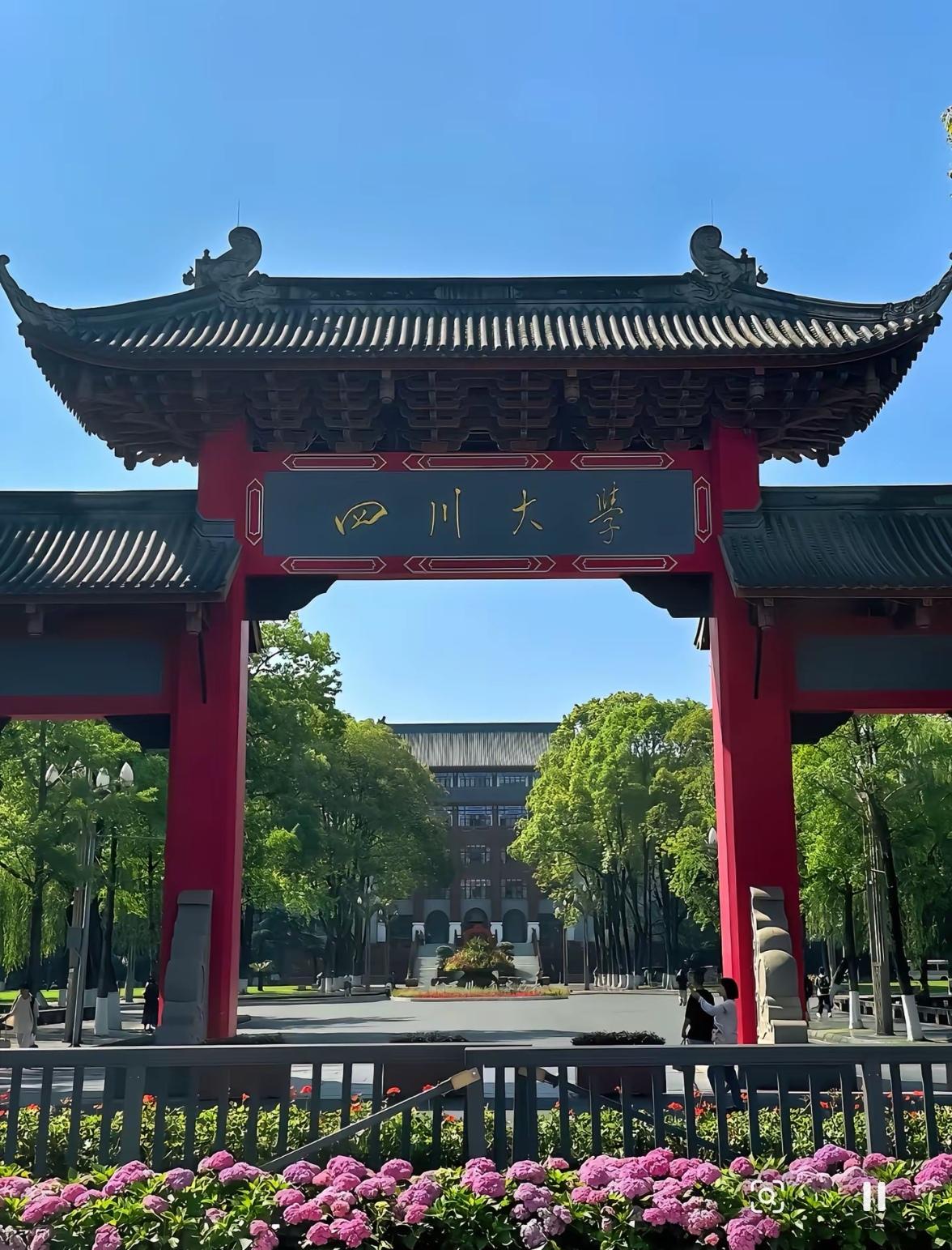 发现没，​今年的高考，安静的有点反常，​往年这个时候，氛围感早就拉满。朋友圈