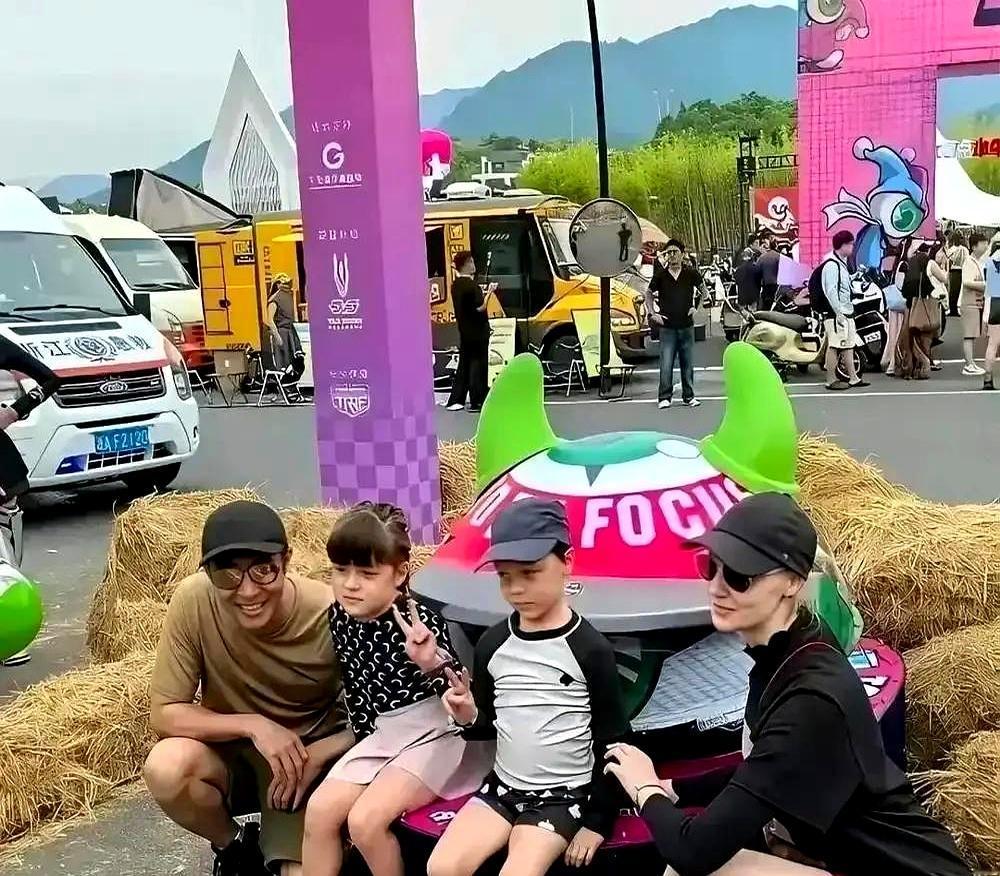 都说混血儿好看，撒贝宁这对龙凤胎算是打破常规了。最近他带全家游山西浑源古