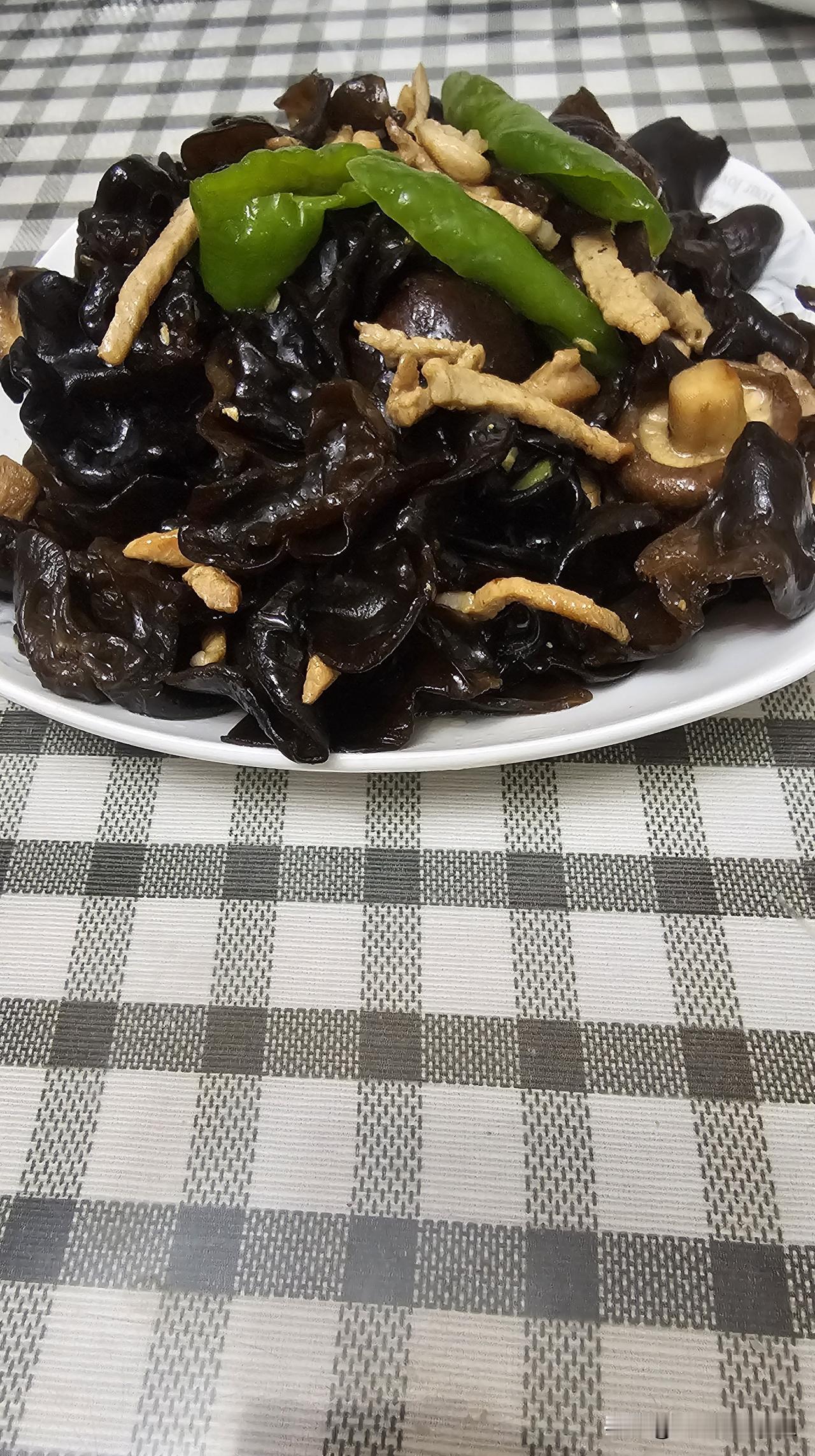 经常早上起来头晕晕的，我怀疑我可能也是高血脂。前段时间我妹妹去社区体检，医生