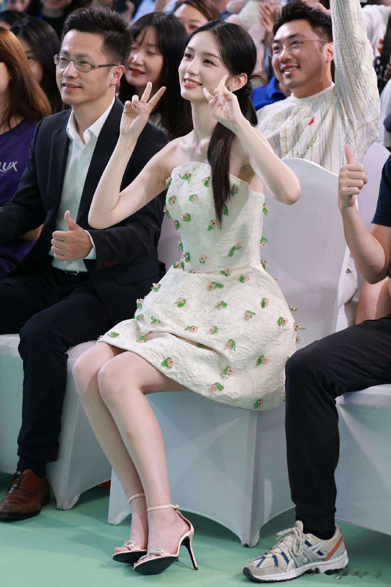 周也，公主裙搭配细高跟凉鞋，优雅知性，淑女范满满。此刻的她，就是人群中最靓丽耀眼