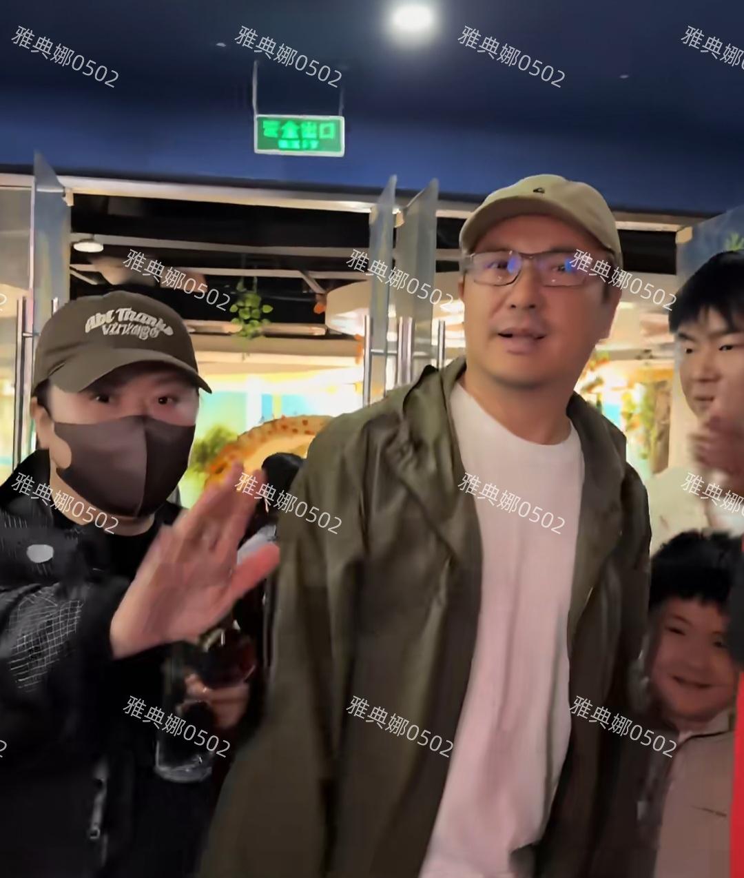 沈腾老婆王琦好凶啊，不仅挡手机拽跟粉丝打招呼的沈腾快走，还瞪了一眼夸沈腾帅的女