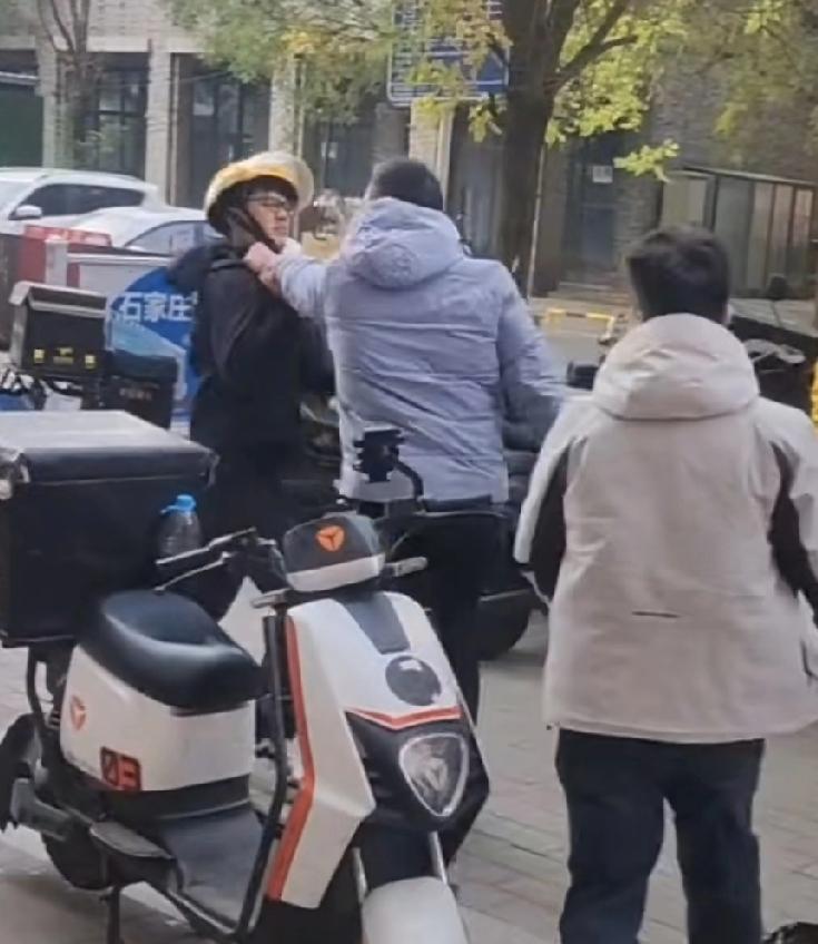 你真以为跑个外卖随便月入过万？仔细看看这外卖小哥，再看看这站长的丑恶嘴脸