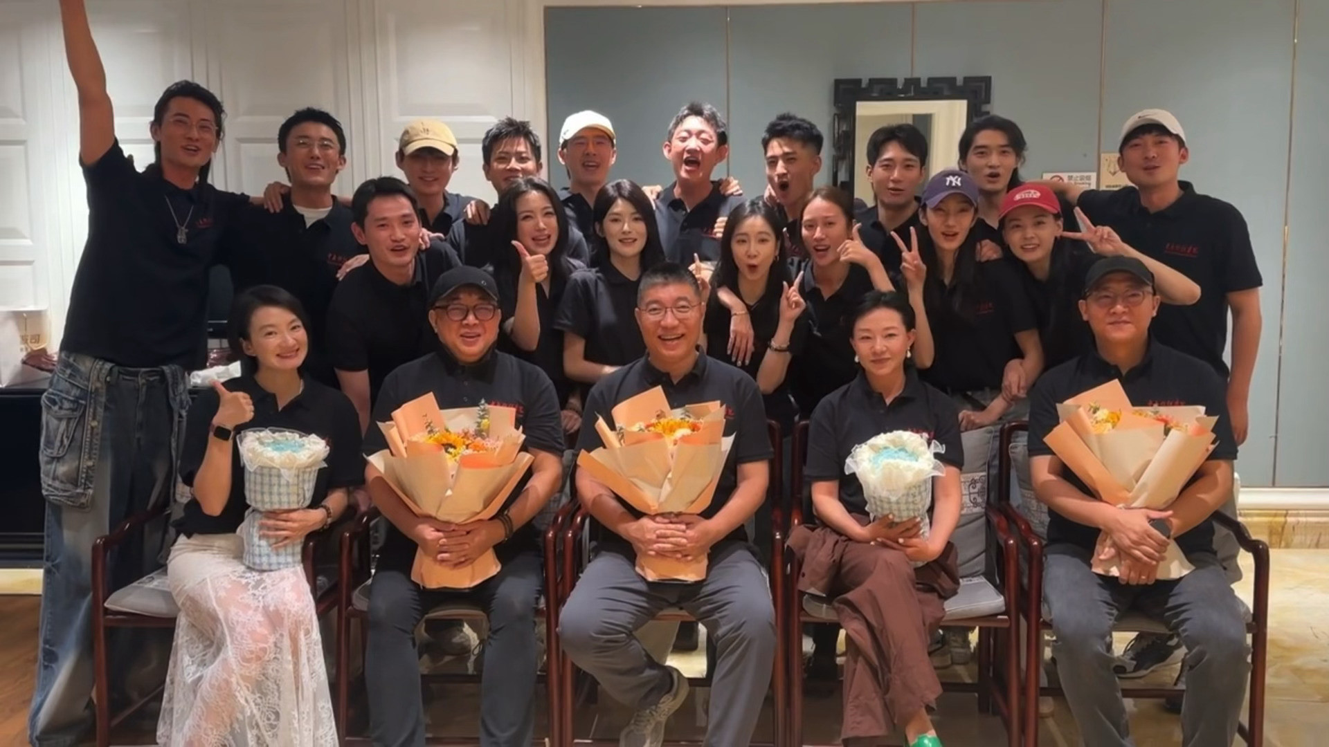中戏15表1十周年合照来了！哈哈哈哈哈哈哈哈哈哈哈哈哈放大一看，只有刘昊然代露娃