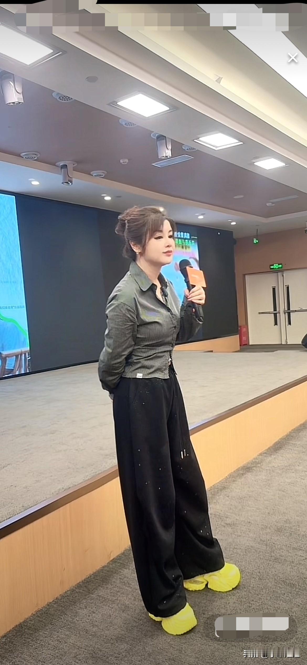 太羡慕富婆于文红的身材了，比小姑娘的腰还细！站在讲台上，纤细的身材，目测，腰围尺
