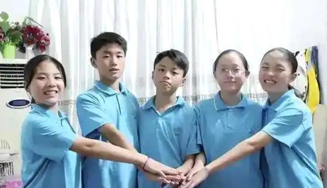 刚看到安徽一家五胞胎同时参加高考的新闻，更有趣的是他们的名字，境界太高了！这五