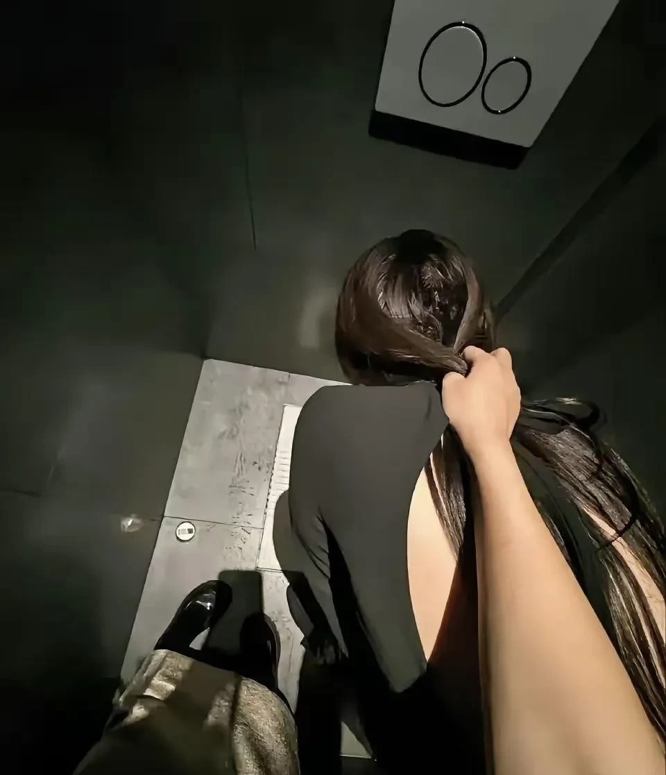 穿成这样去酒吧，怕不是要喝到现场直播。