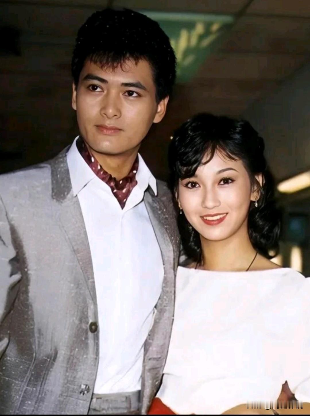 仔细看，那时的周润发疏眉朗目，气宇轩昂，身姿挺拔，西装革履的真是一表人才！而依偎