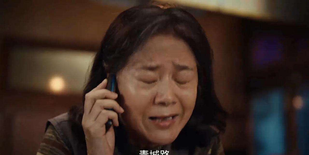 《利剑玫瑰》章阿姨接到老歪的电话，听到老歪要10000块钱就告诉她，她女儿到下