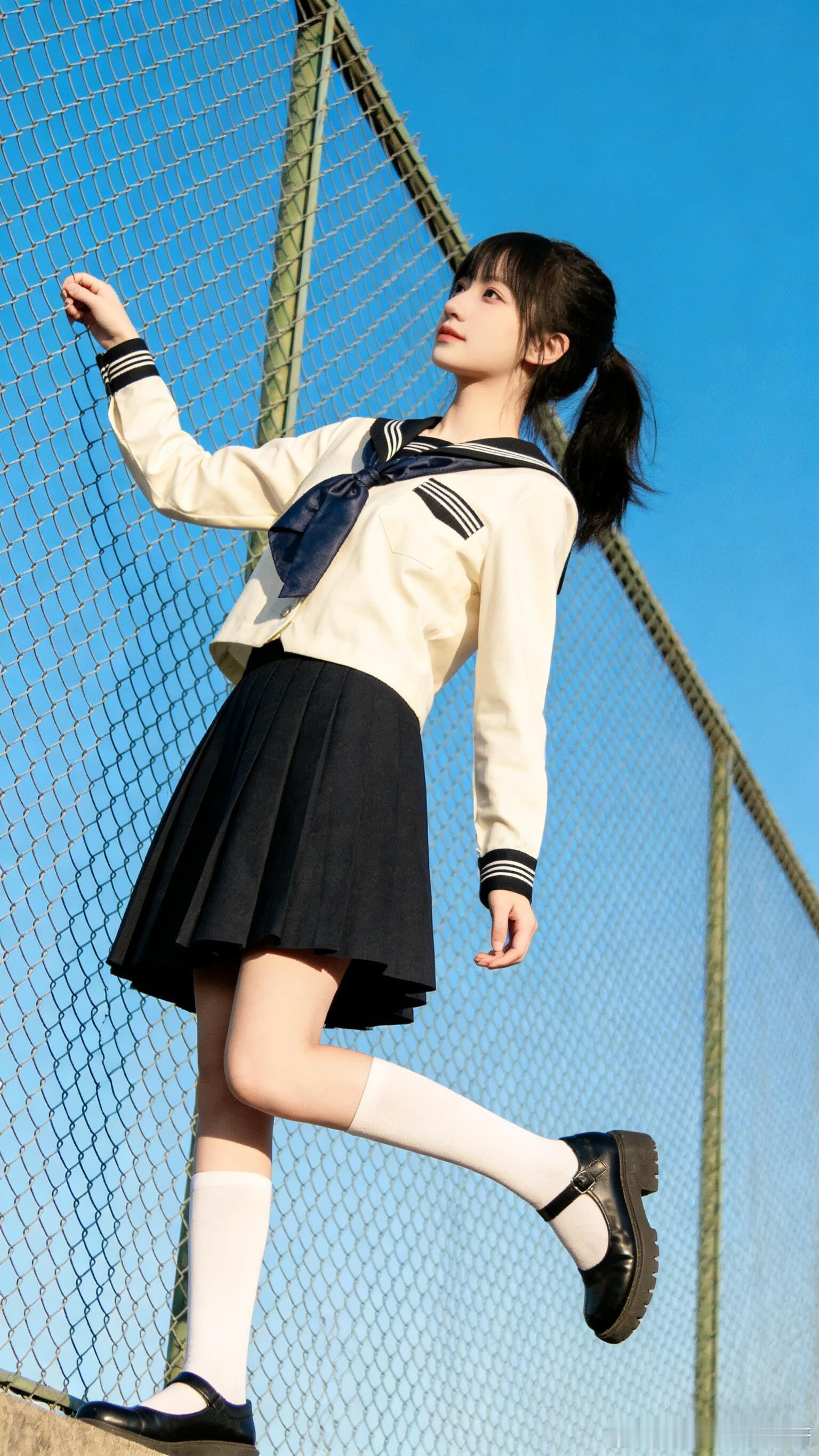 长筒白袜卡在小腿最细处，再踩一双厚底玛丽珍鞋，简直拉满了校园俏皮感~