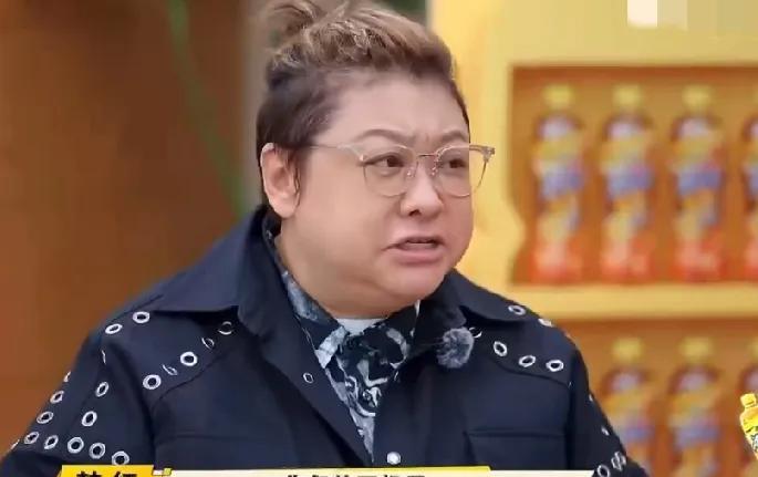 在综艺《闪光的夏天》韩红怒斥歌手耳机里全是提示词，后台通过耳机提醒歌手什么时候唱