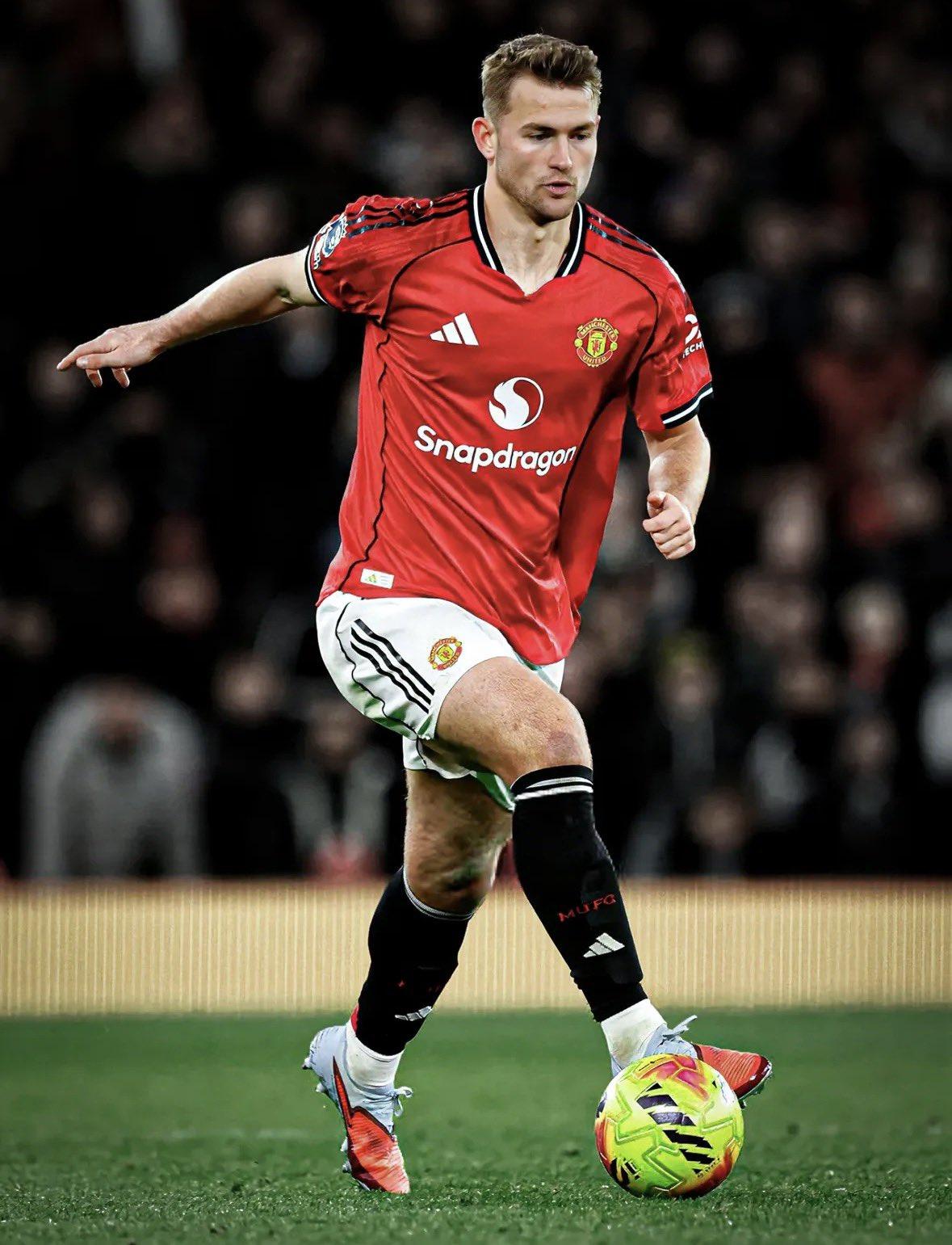 【曼联三将缺席训练】曼联三位球员德利赫特、马奎尔、谢什科缺席了本轮英超对阵伯恩茅