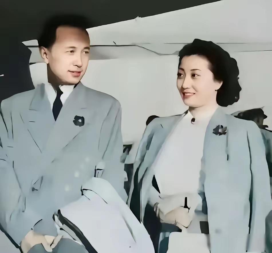 1955年，44岁的钱学森，带全家回国。船到夏威夷时，有位满头银发的老太太，指着