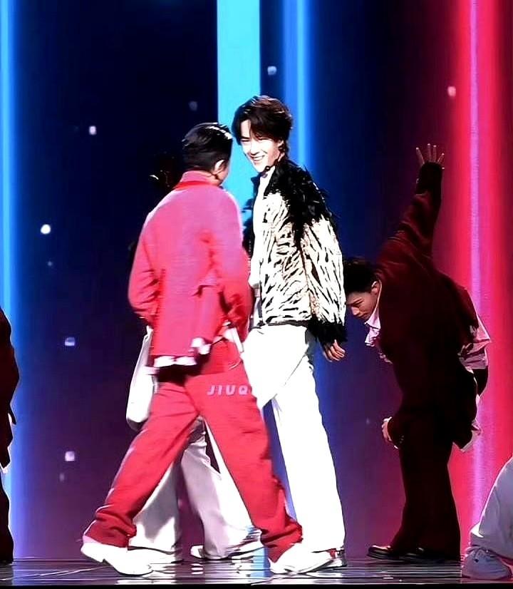 春晚舞台上，谁能想到王一博和郭富城一个对视，能笑得那么开心？这不只是八卦，更是专