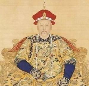 1727年，正为雍正宽衣的太监，突然扑通跪地，颤抖着说：“皇上，您的脖子……”雍