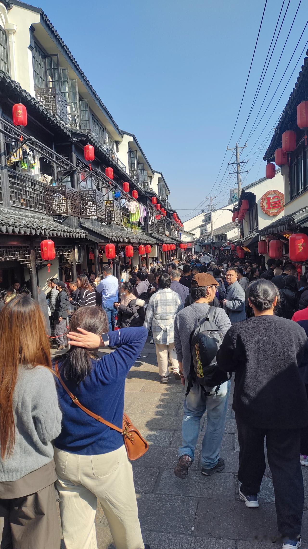 早晨，苏州葑门横街挤满了人流，有老苏州人、有新苏州人，也有旅游来看古镇人，好不热