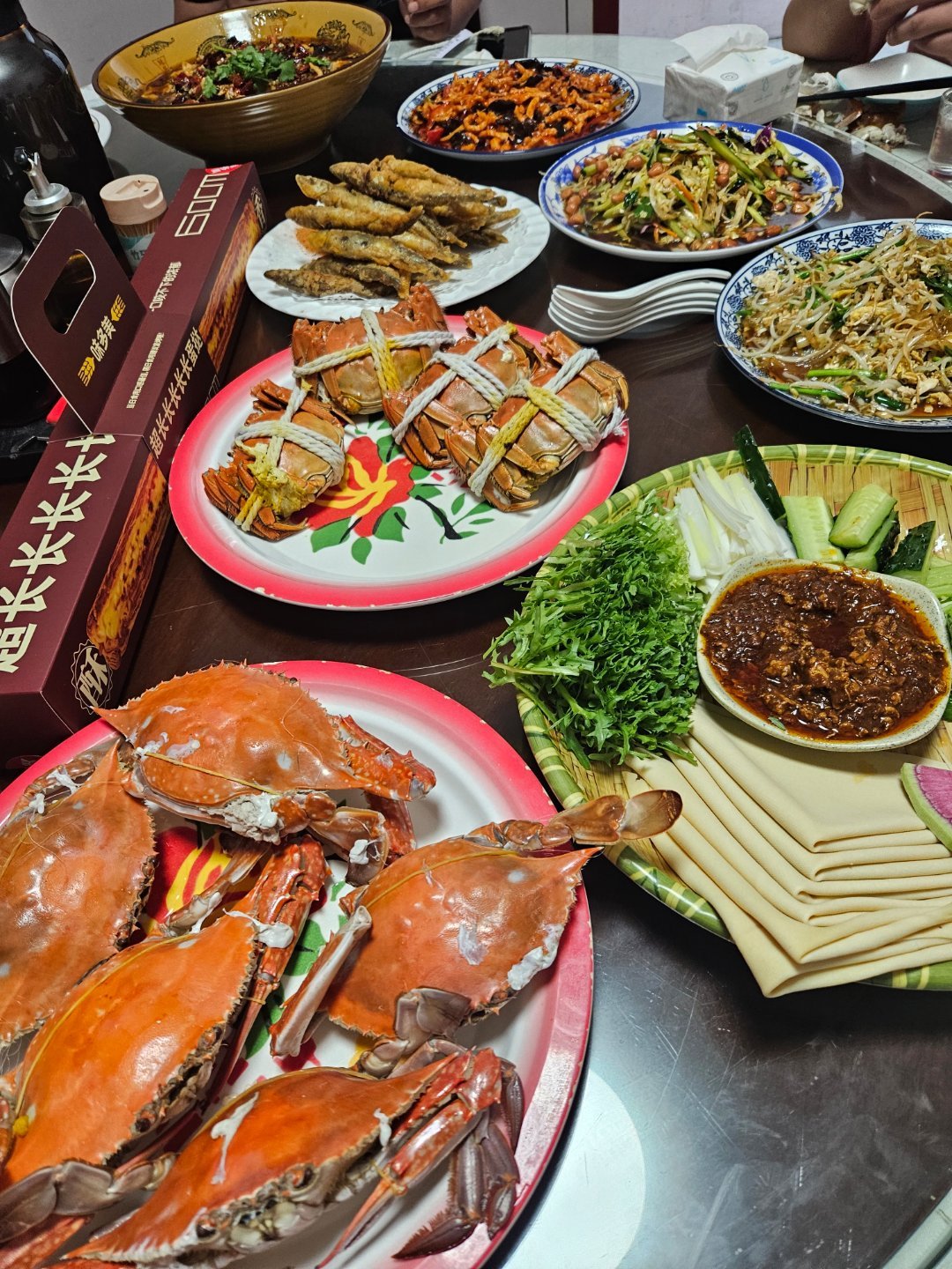 中秋快乐！今天和爸妈一起回姥爷家过中秋，舅舅请客，香姨蒸的大闸蟹和梭子蟹。我买的超长蛋挞。。其乐融融