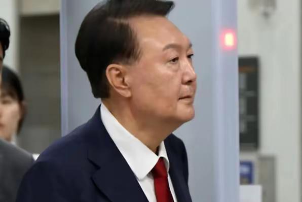 韩国又闹出笑话了！8月7日，65岁的前总统尹锡悦，面对10名执法人员的强制拘捕