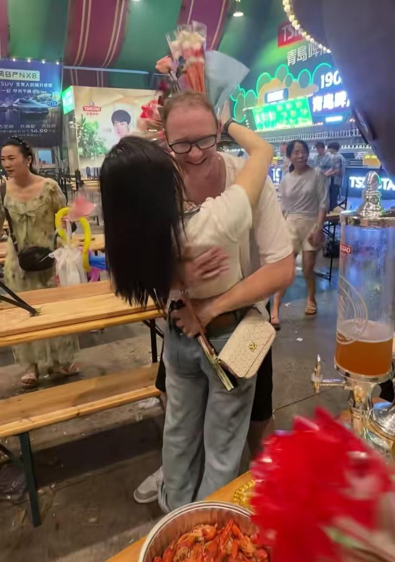 青岛街头夜市，一位小仙女被外国男生成功求爱，成本只有一扎啤酒、一顿排挡小海鲜加一