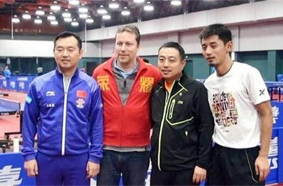 乒坛4杰同框：张继科浓眉耸鼻，英气逼人；刘国梁方颐大耳，气色盈和；瓦尔德内尔
