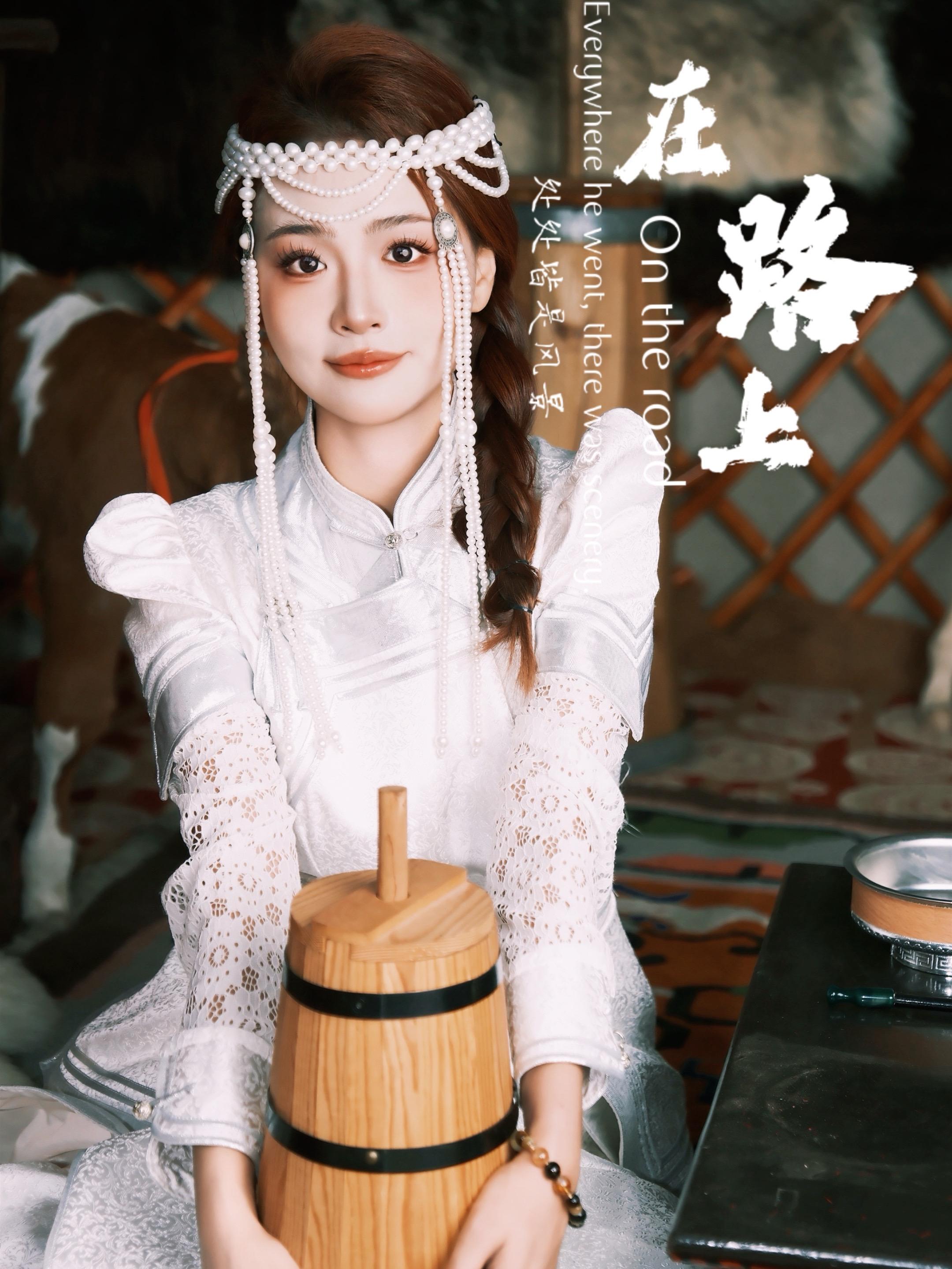 草原秋色为幕。蒙古包升起炊烟，她在风中，听完了整个秋天。 摄影老师