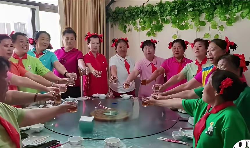 一个个跟大傻丫头似的，就算闹着玩儿也要注意形象啊，我跟我闺女说如果哪天我也这样，