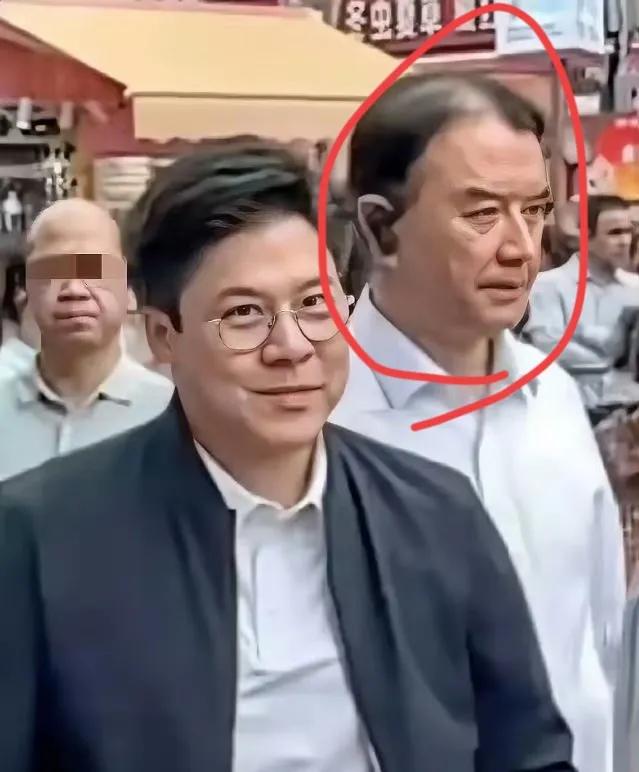 属实没想到！霍启刚去新疆考察，乌鲁木齐市长亲自陪着？普通商人哪有这待遇？他是