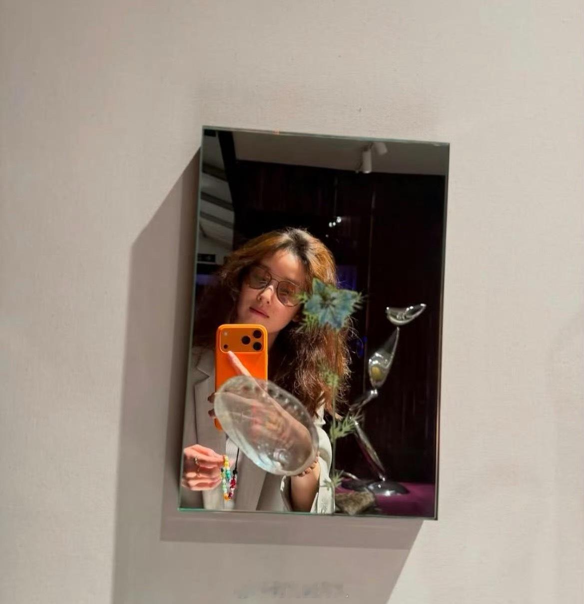 章泽天烫头了现身伦敦艺术展，造型美翻了👍​​​