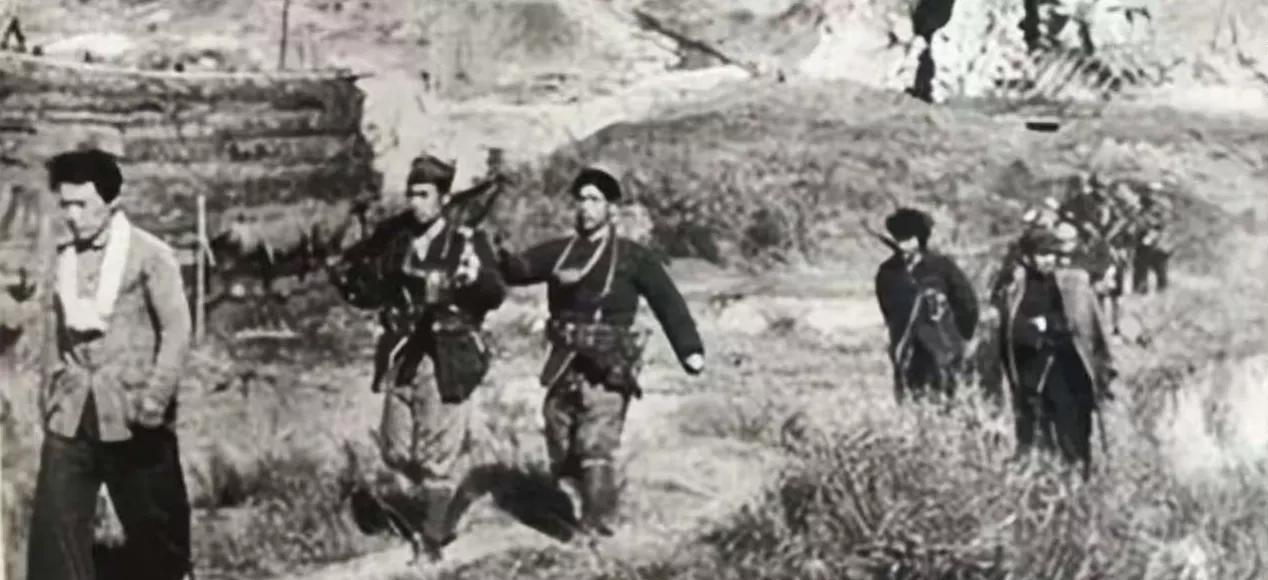 1942年，韩钧司令得知发现了日军的佐佐木勋小组，当即决定派出3个团去攻打。有人