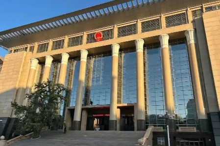 “裤头姐”被判赔胖东来40万，公开道歉一个月，判决一出，宋清辉急了，怂恿她向最高