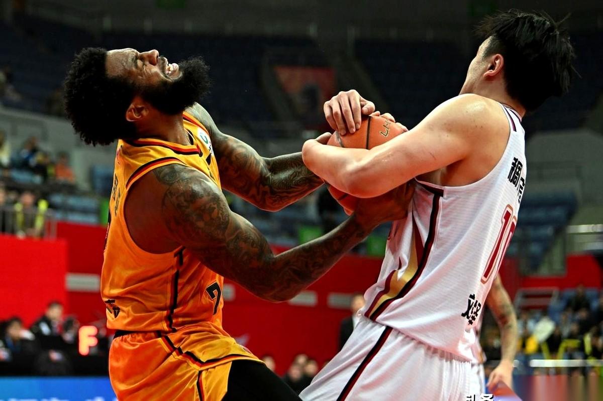 6胜40负，全联盟垫底。说实话，我都以为江苏队打算就这么一直混下去了，每年拿着