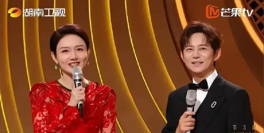 何炅51岁，反而成了主持圈最大的“漏洞”。别人靠台词卡住位置，他靠状态穿透