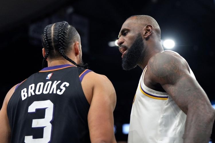 詹姆斯没被驱逐是真的不正常！！詹姆斯和狄龙的对喷，被唇语专家解读出来了！——狄龙