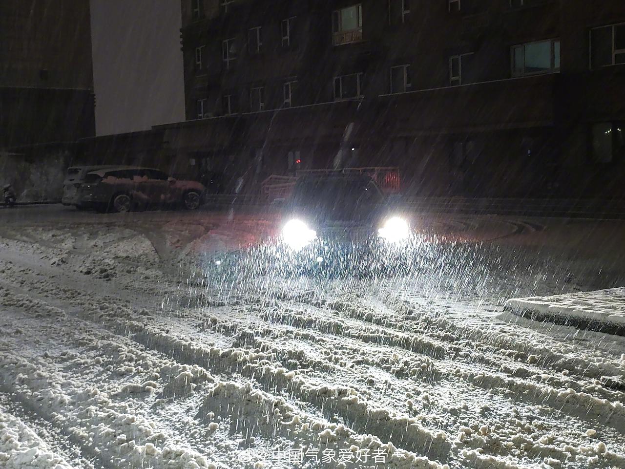 今晚新疆天山北麓雨雪交加，乌鲁木齐市区正好处于雨雪分界线上，有些地方大雪纷飞、有
