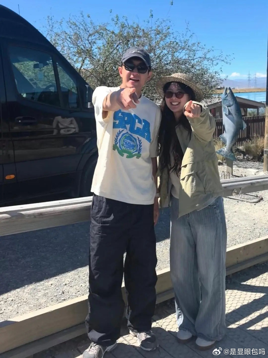 38岁林更新现身新西兰旅游，他的打扮时尚又年轻，看起来少年感满满！男明星确实要看