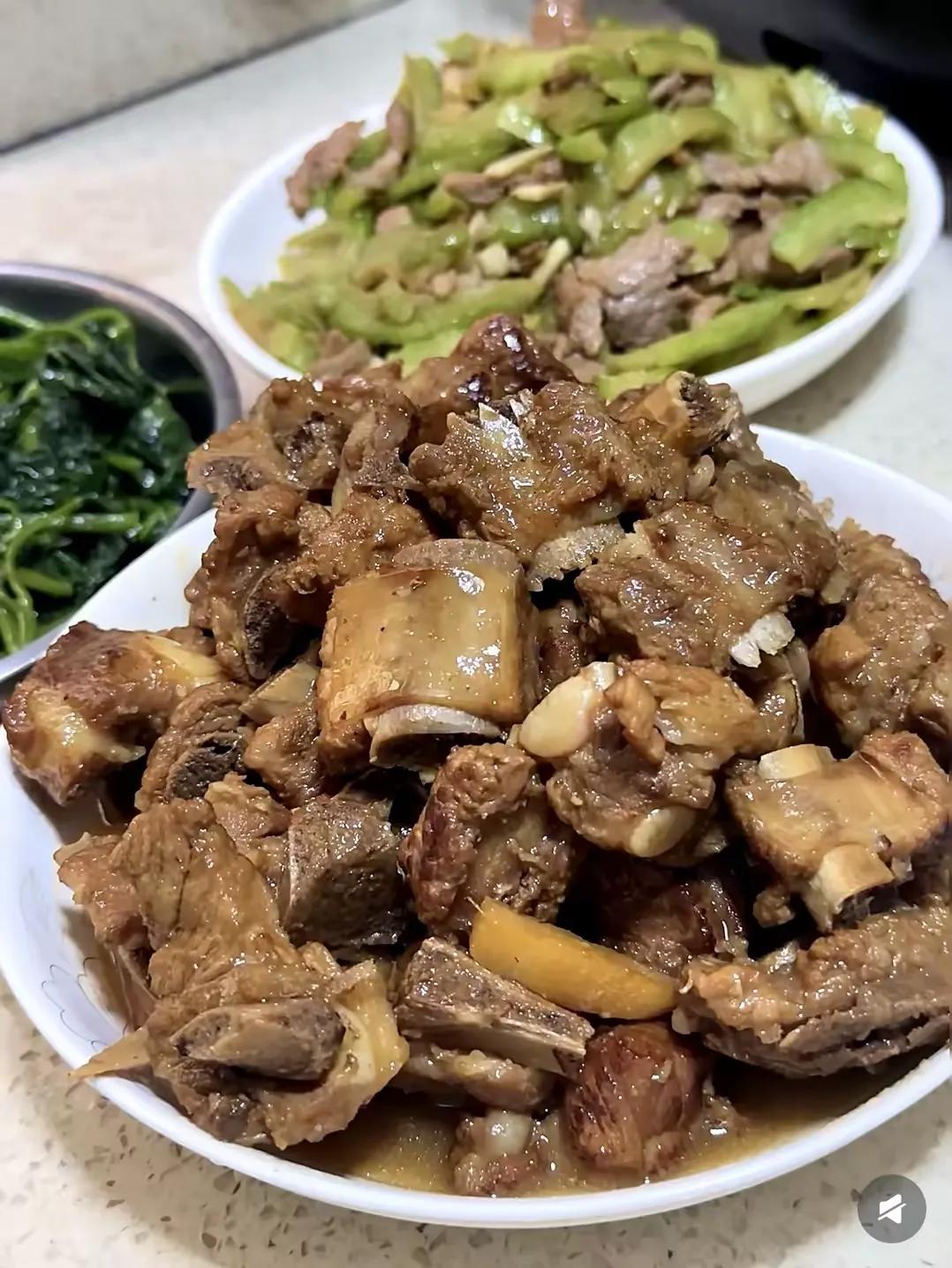 昨晚儿子儿媳妇过来吃晚饭。我炖了排骨，炒了俩菜。儿子低头夹菜，儿媳妇忽然问我：“