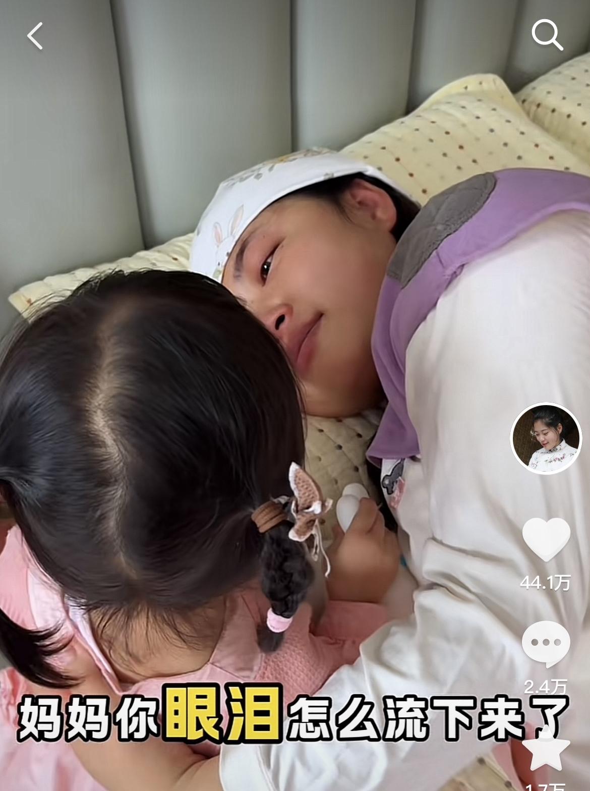 生二宝之前，大宝每天晚上都要和妈妈睡，生二宝后，再问晚上和谁睡，三岁女儿却说“和