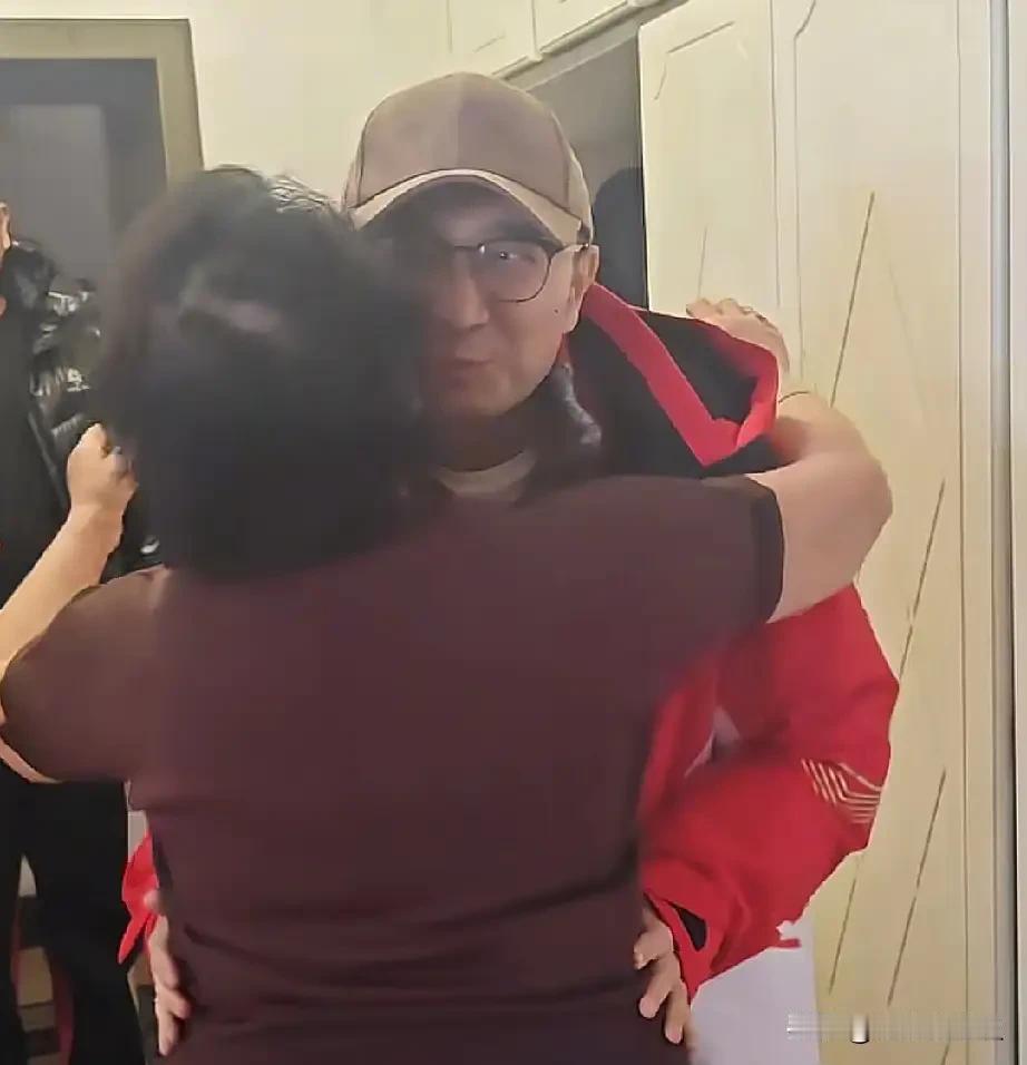尼格买提春晚一结束就赶回新疆老家，进门第一件事就是紧紧拥抱爸妈，还行了家乡传统的