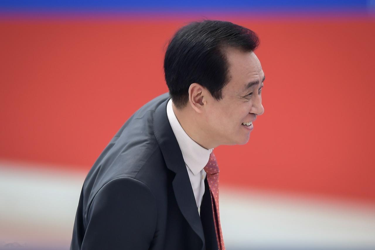 许家印认罪了，2.4万亿窟窿到底怎么回事？许家印站在深圳中院被告席上，只说了