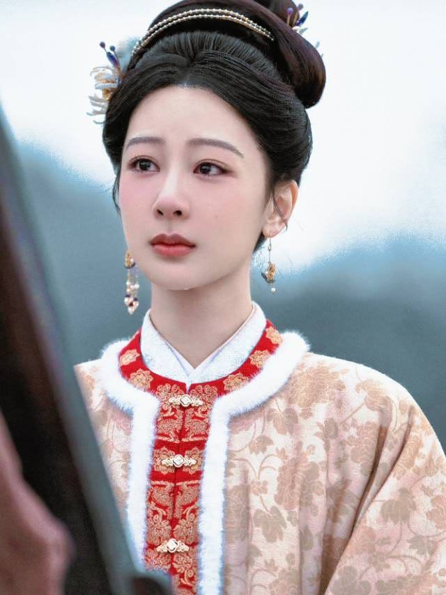 杨紫重回家业取景地熬夜看完《家业》，深深地为剧中人物和情节感动。每个人都有属于自