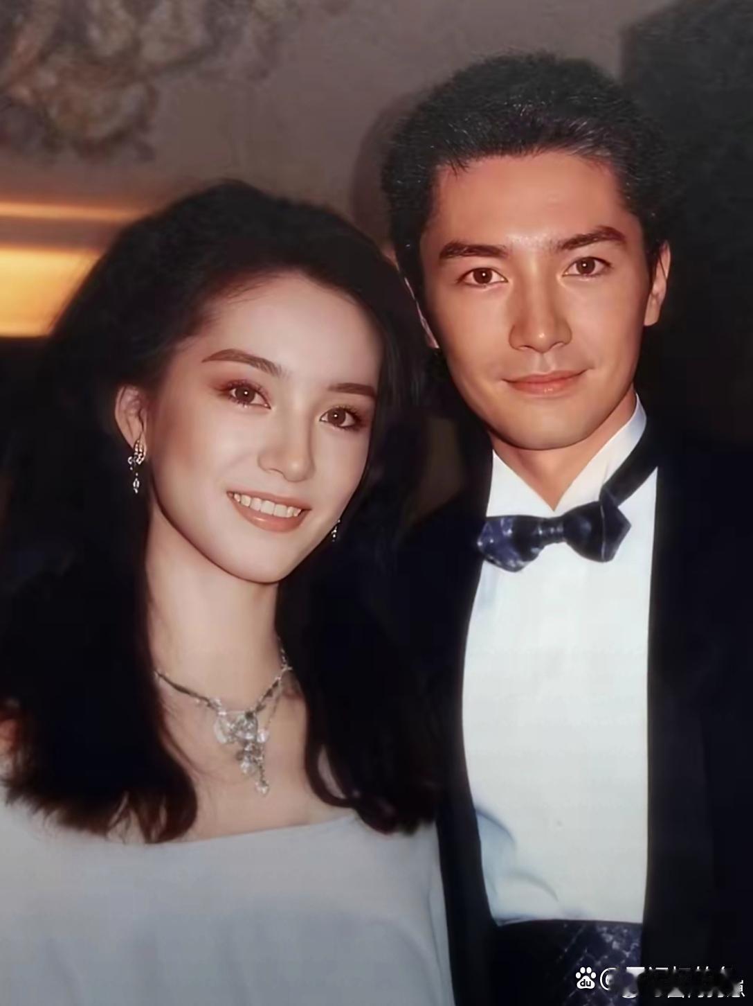 年轻时的林青霞与尊龙同框，简直太养眼了！两人一个英气灵动，一个儒雅俊朗，颜值与气