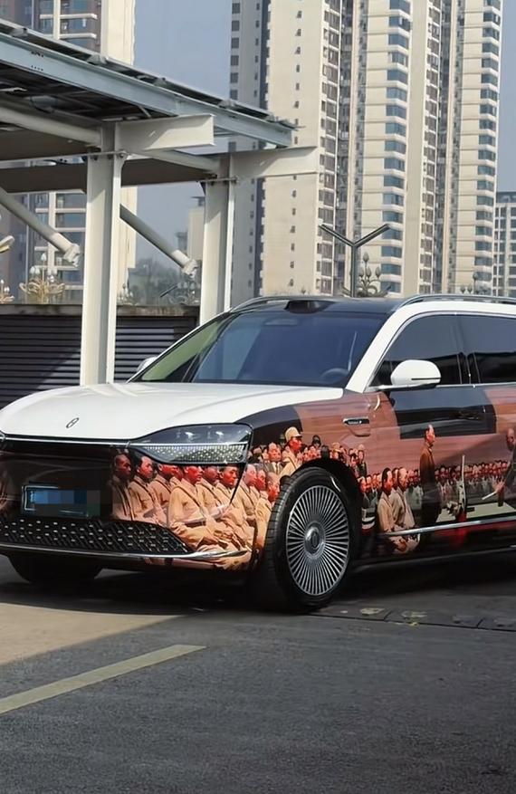 从某种角度上来说，没有任何一款车型比问界M9更适合这套皮肤了。恐怕，车主也会受