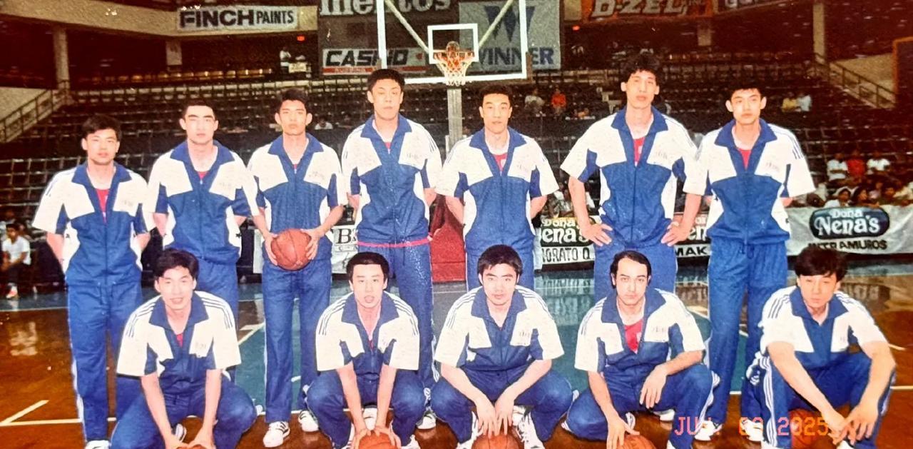 男篮名宿马健发一张男篮老照片，92年的奥运男篮阵容：我竟然一眼就认出头发浓密的阿
