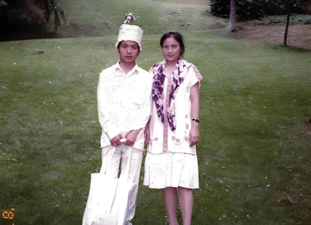 1987年，诗人顾城和妻子谢烨的合影，没想到5年后两人会双双殒命，而两人的故事也