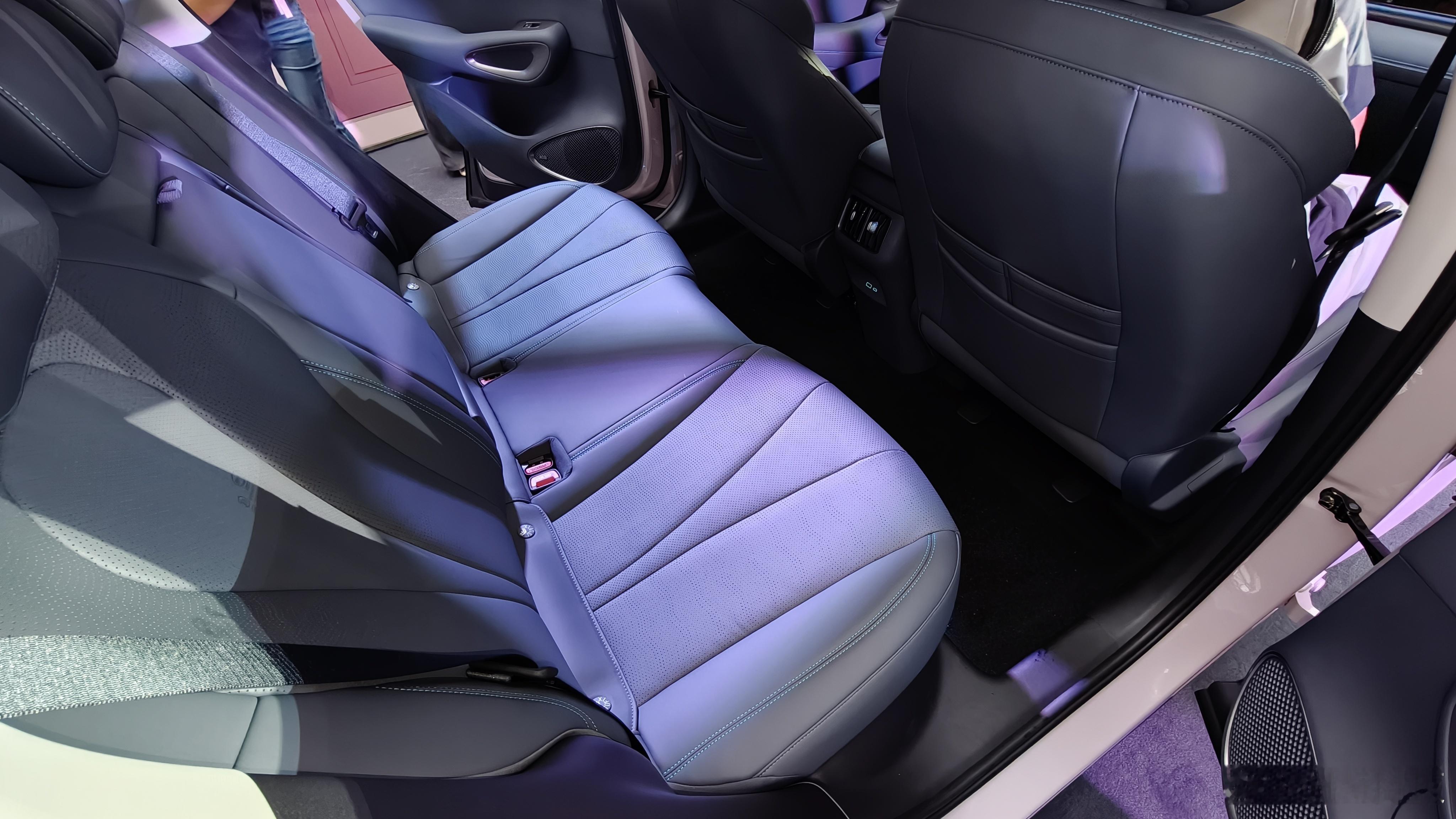 今天是海狮05双车发布会，我直接给大家圈一下目前的看点：新增了海贝粉、珊瑚橙两款