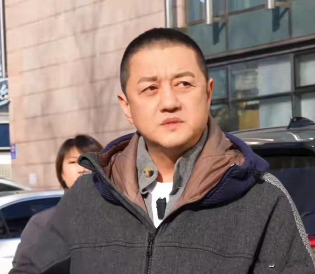 2022年的时候，李亚鹏到河南郑州我们互联网公司，那时候我们都叫他鹏哥，我仔细看