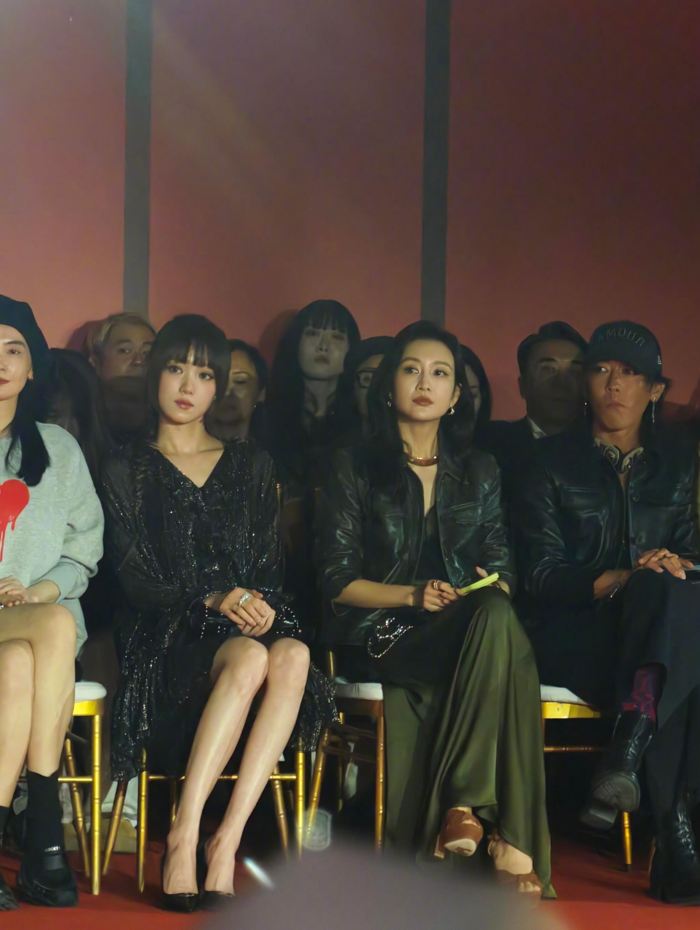 李圣经王鸥同框王鸥李圣经坐一起李圣经王鸥同框，好不一样的美啊啊啊啊！